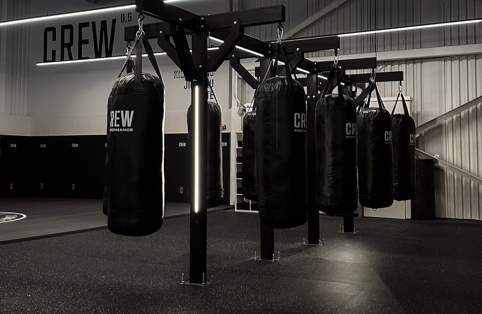 Espace de boxe avec sacs de frappe suspendus