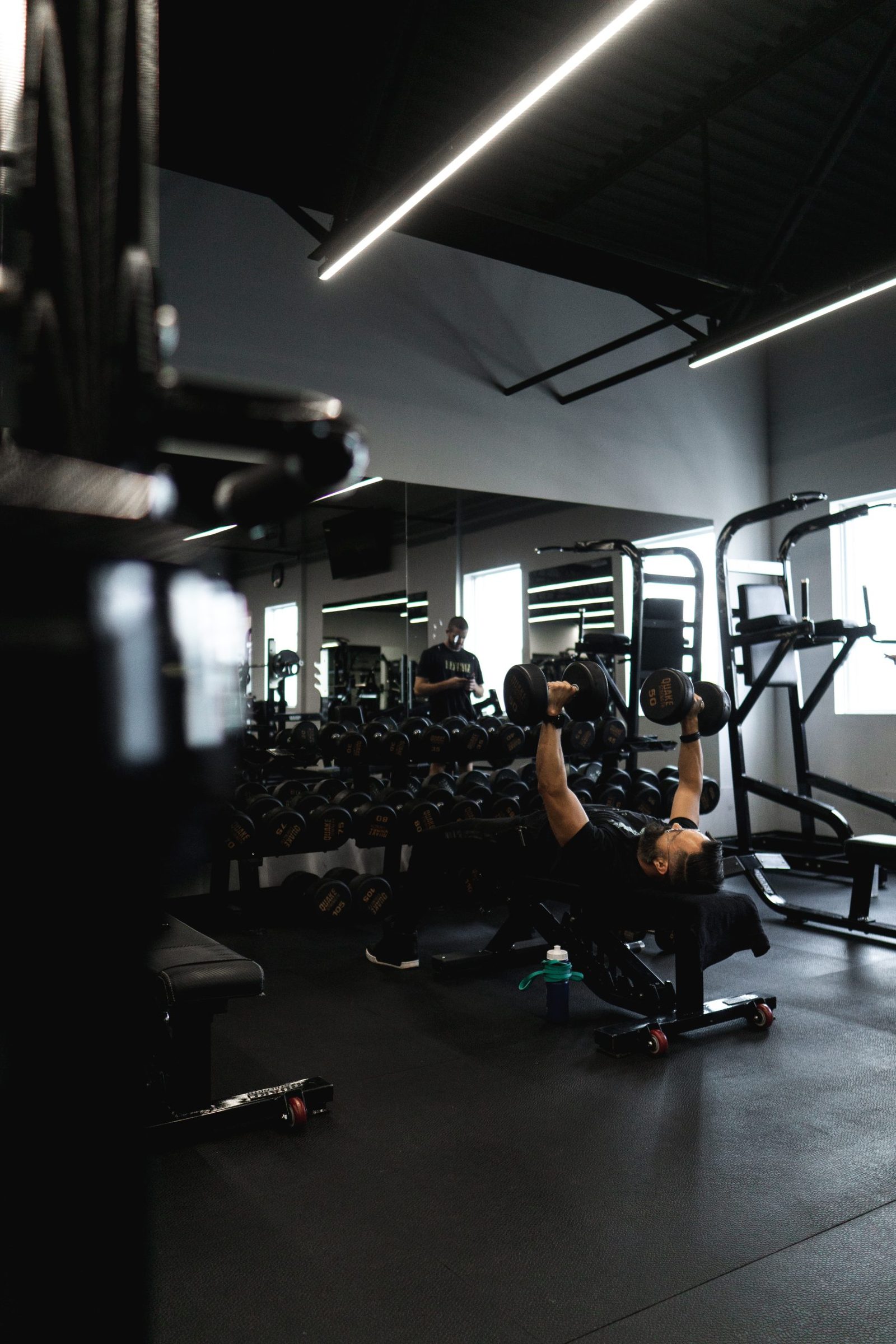 Personne qui s'entraîne sur un appareil de musculation