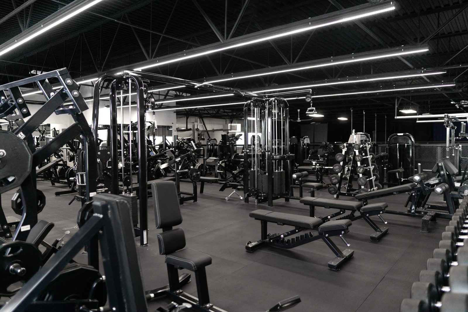 Salle de musculation avec appareils et bancs