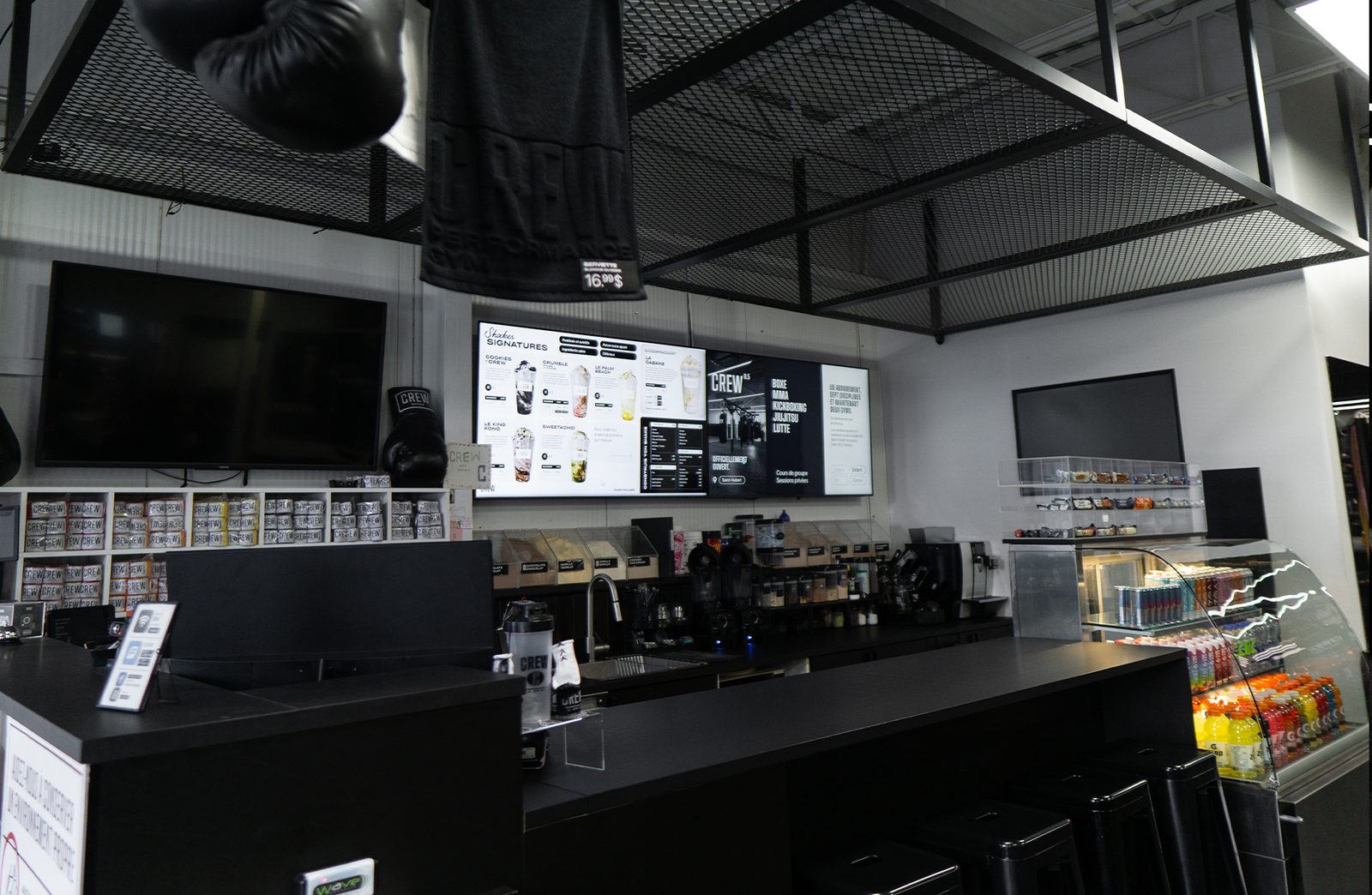 Comptoir du bar santé avec réfrigérateur et menu affiché